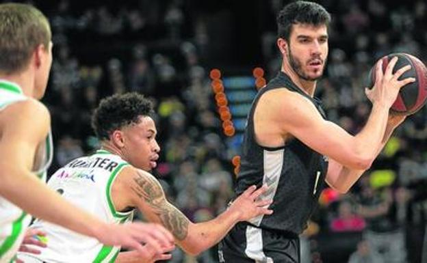 Axel Bouteille se mide a su exequipo como líder cajista Bilbao Basket